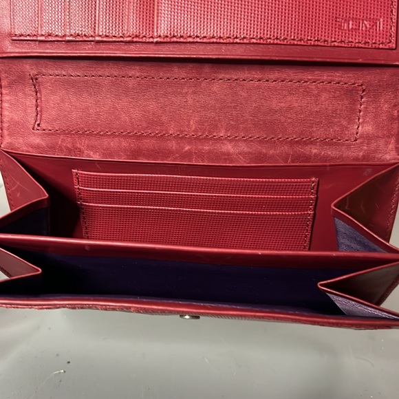 Tumi Full Size Bifold Red Leather Snap Wallet - Picture 3 of 4